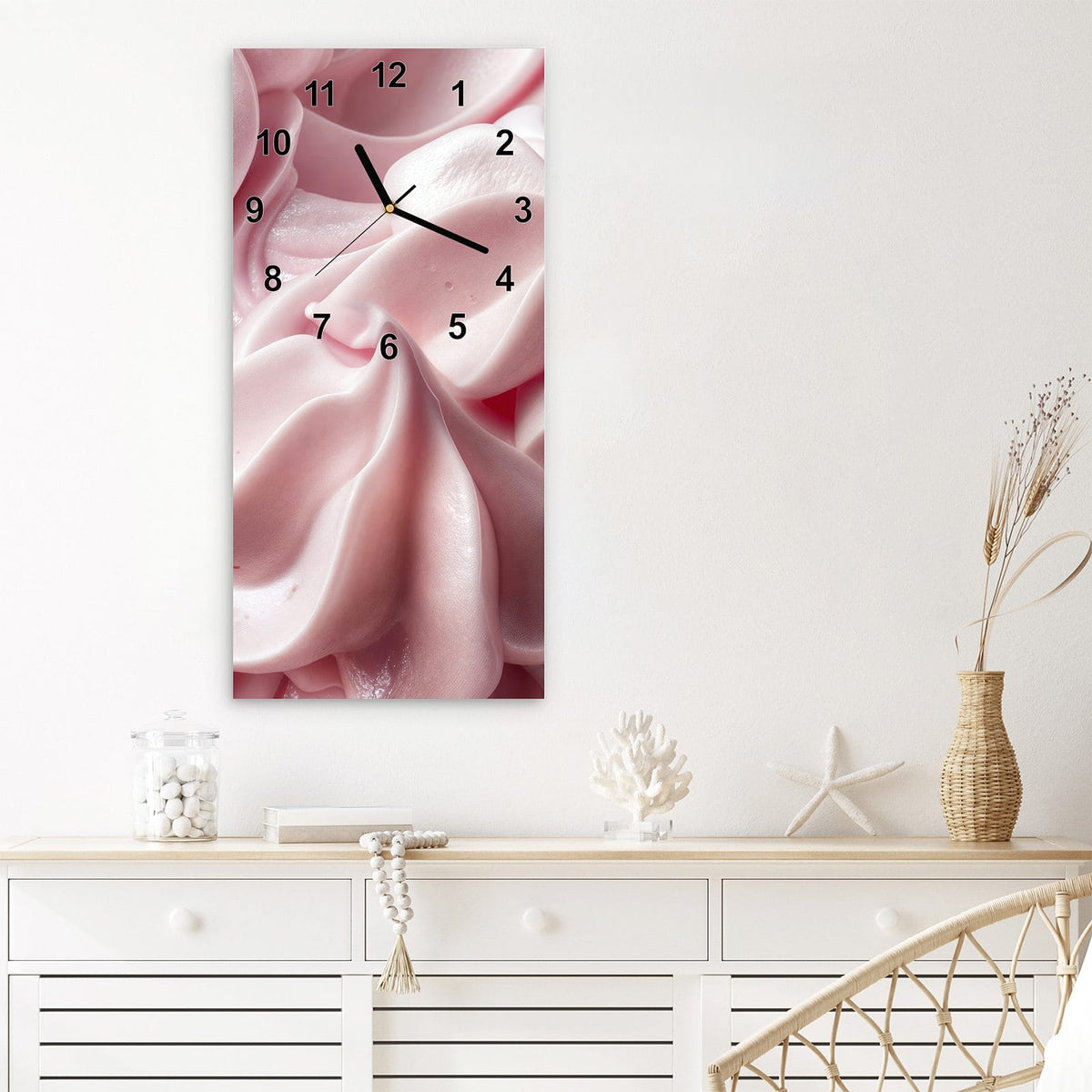 Wanduhr aus Glas im Hochformat Rosa Cremewellen mit Ziffernblatt Modern über einem weißen Sideboard