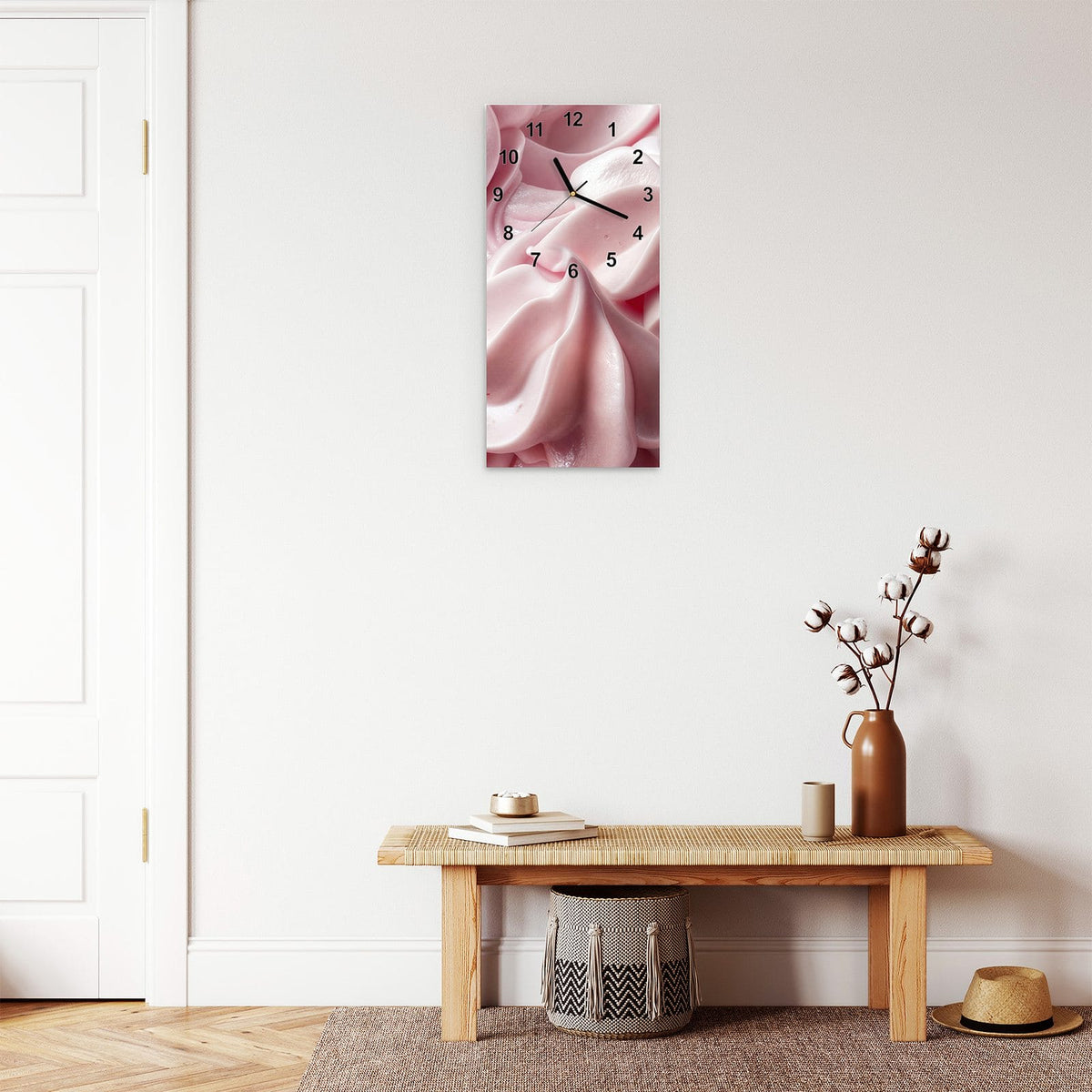 Wanduhr aus Glas im Hochformat Rosa Cremewellen mit Ziffernblatt Modern über einer Holzbank im Flur