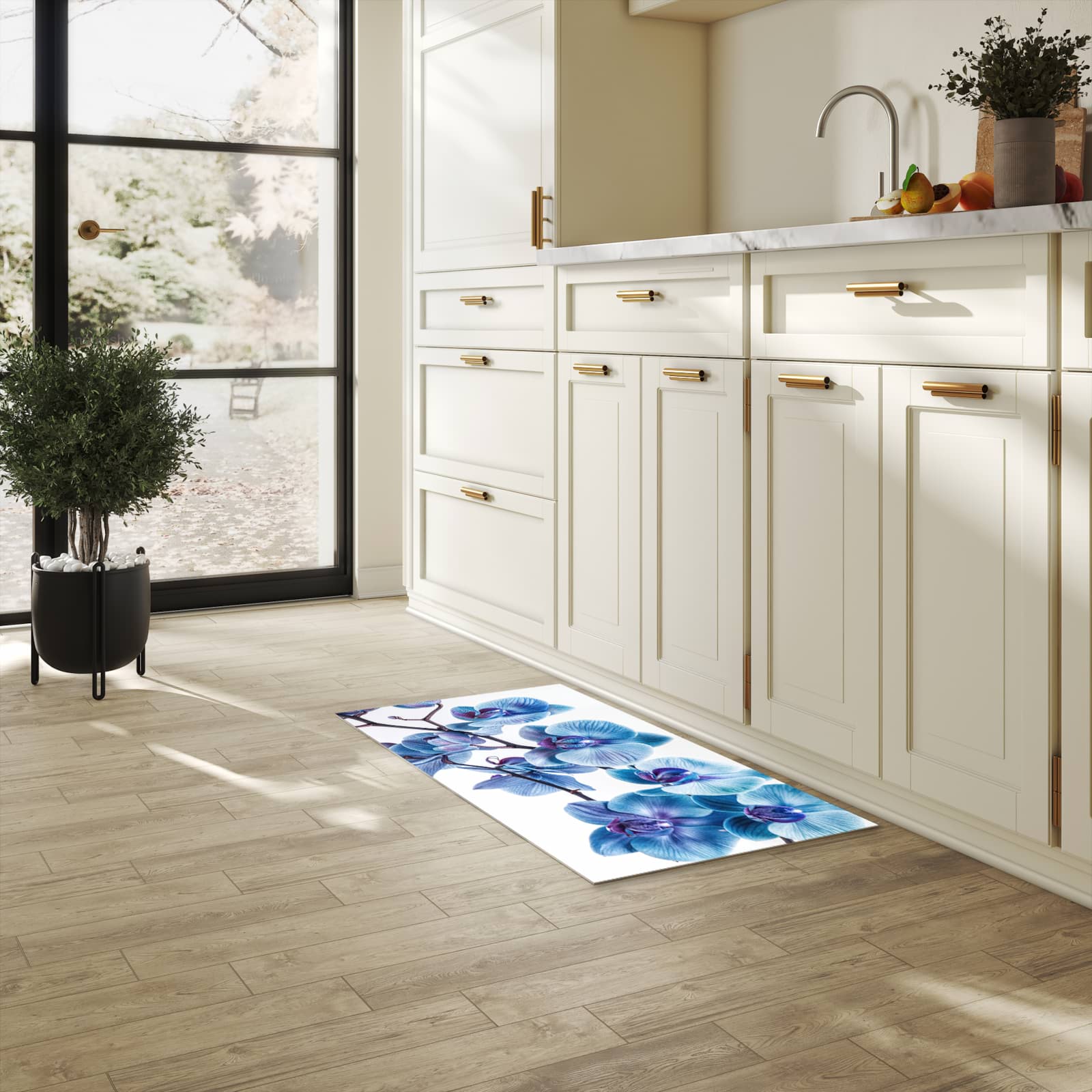 Geruchsneutraler langer Teppich mit Motiv Blaue Orchideen Blüte in heller Küche
