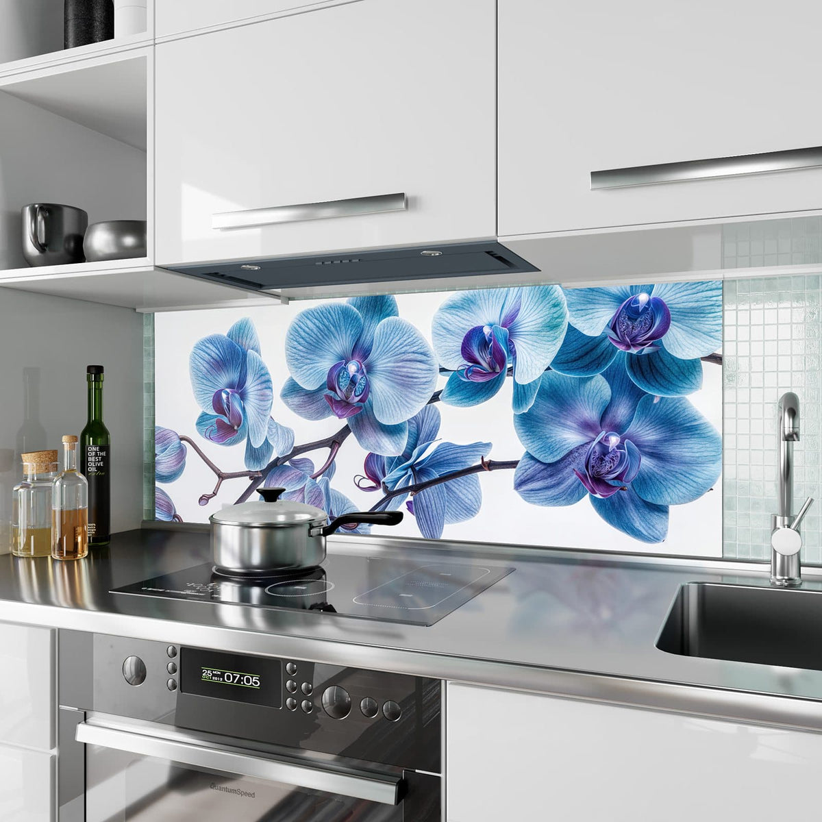 Küchenrückwand aus Glas Blauviolette Orchidee im Hochformat als Spritzschutz hinter dem Kochfeld, über dem Fliesenspiegel montiert
