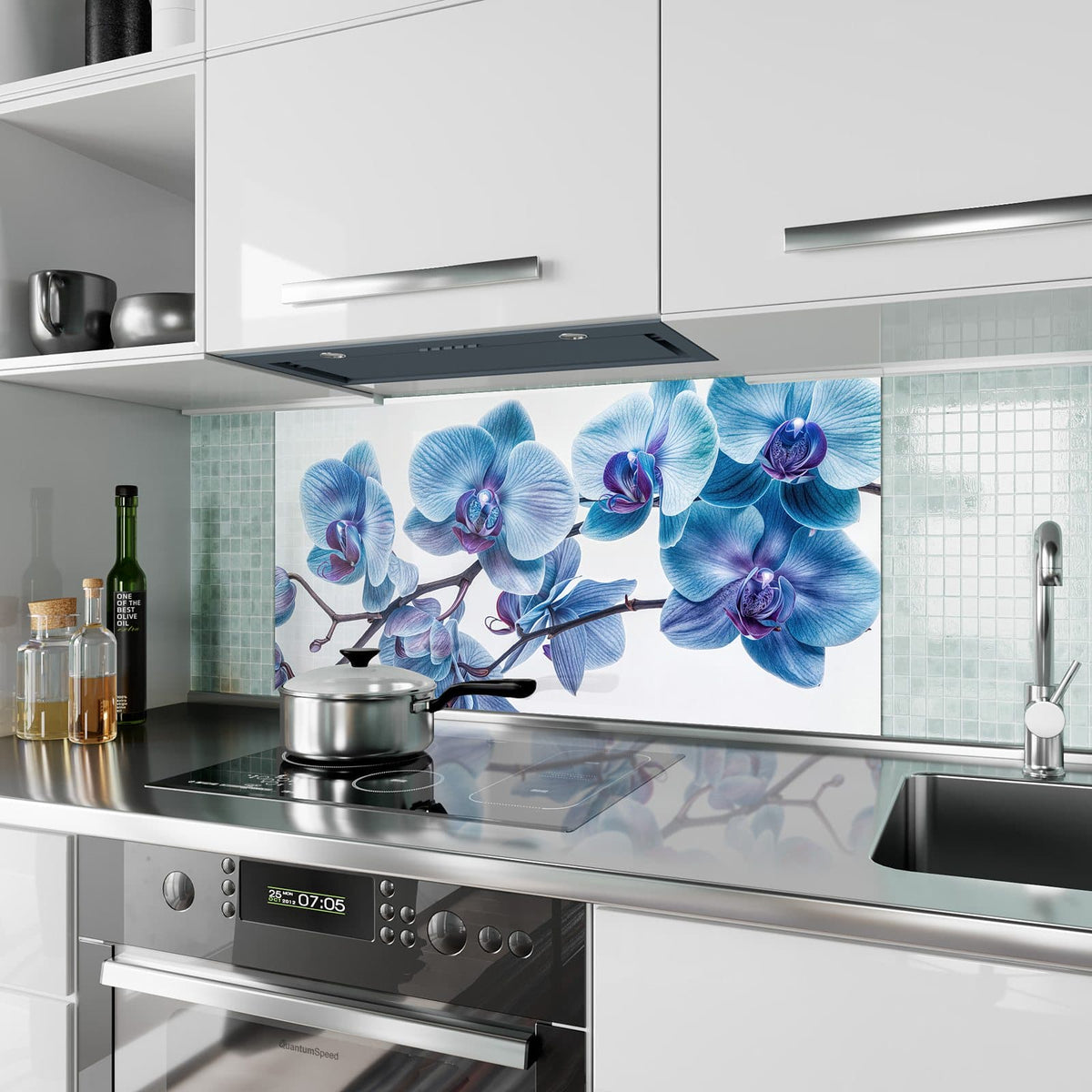 Küchenrückwand aus Glas Blauviolette Orchidee im Hochformat als Spritzschutz hinter dem Kochfeld, über dem Fliesenspiegel montiert