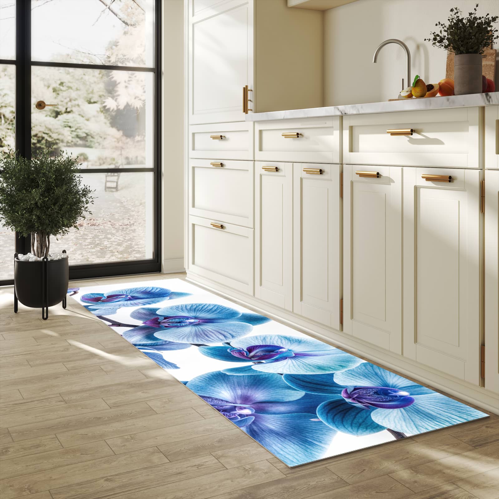 Strapazierfähiger Bodenläufer mit Motiv Blaue Orchideen Blüte in heller Küche