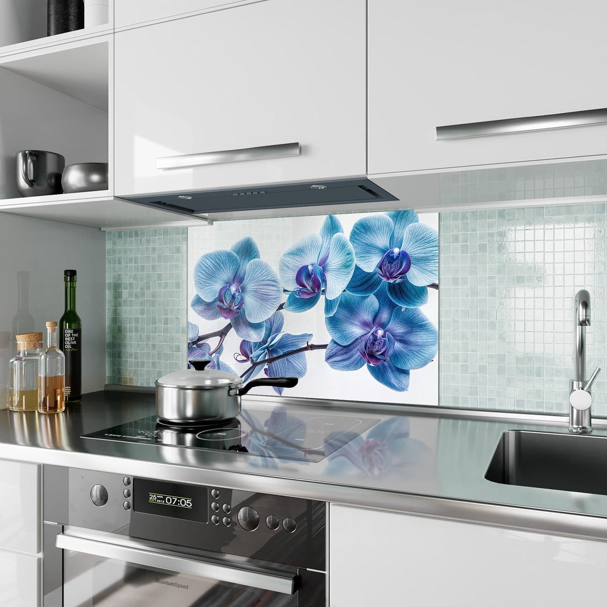 Küchenrückwand aus Glas Blauviolette Orchidee im Hochformat als Spritzschutz hinter dem Kochfeld, über dem Fliesenspiegel montiert