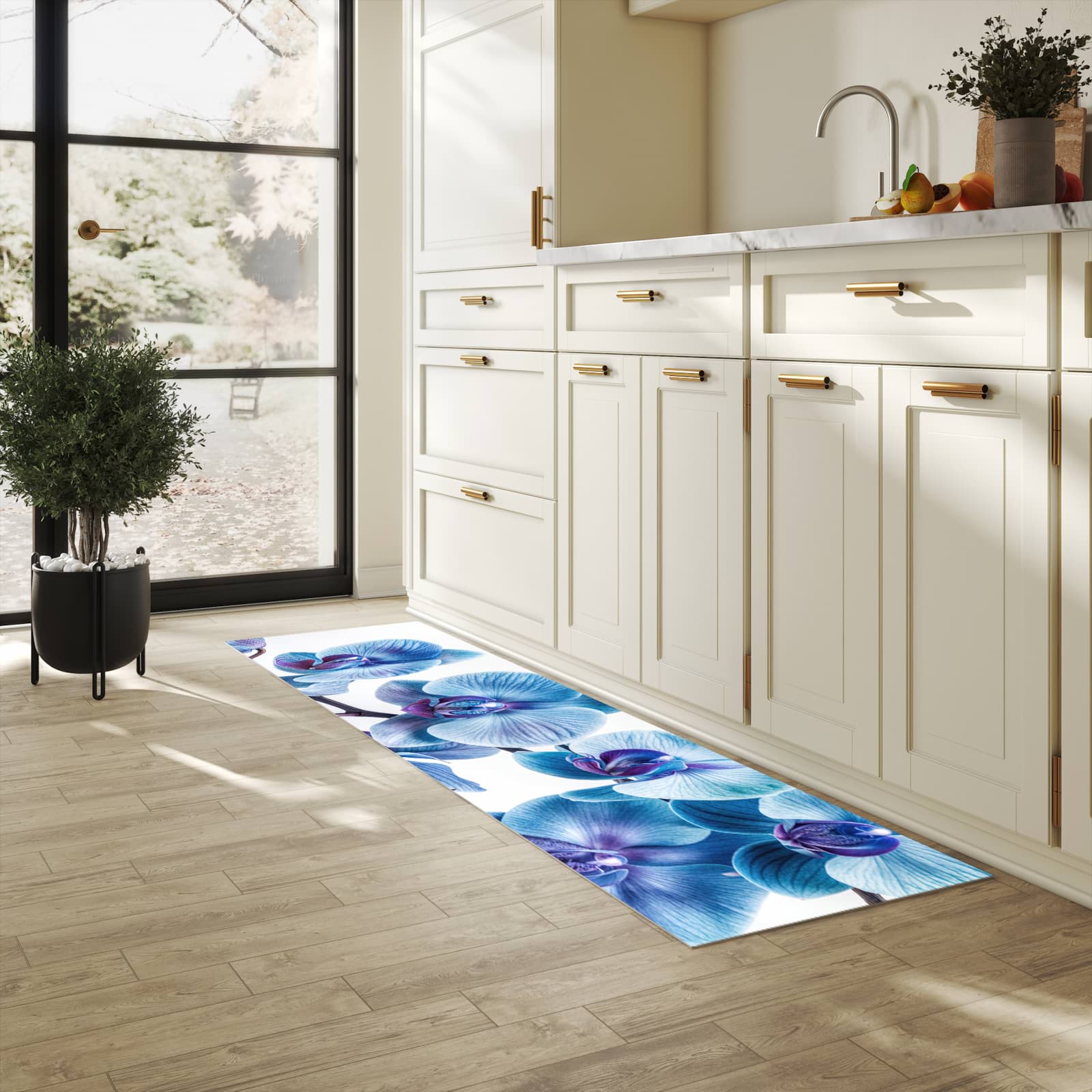 Pflegeleichter dünner Teppich mit Motiv Blaue Orchideen Blüte in heller Küche