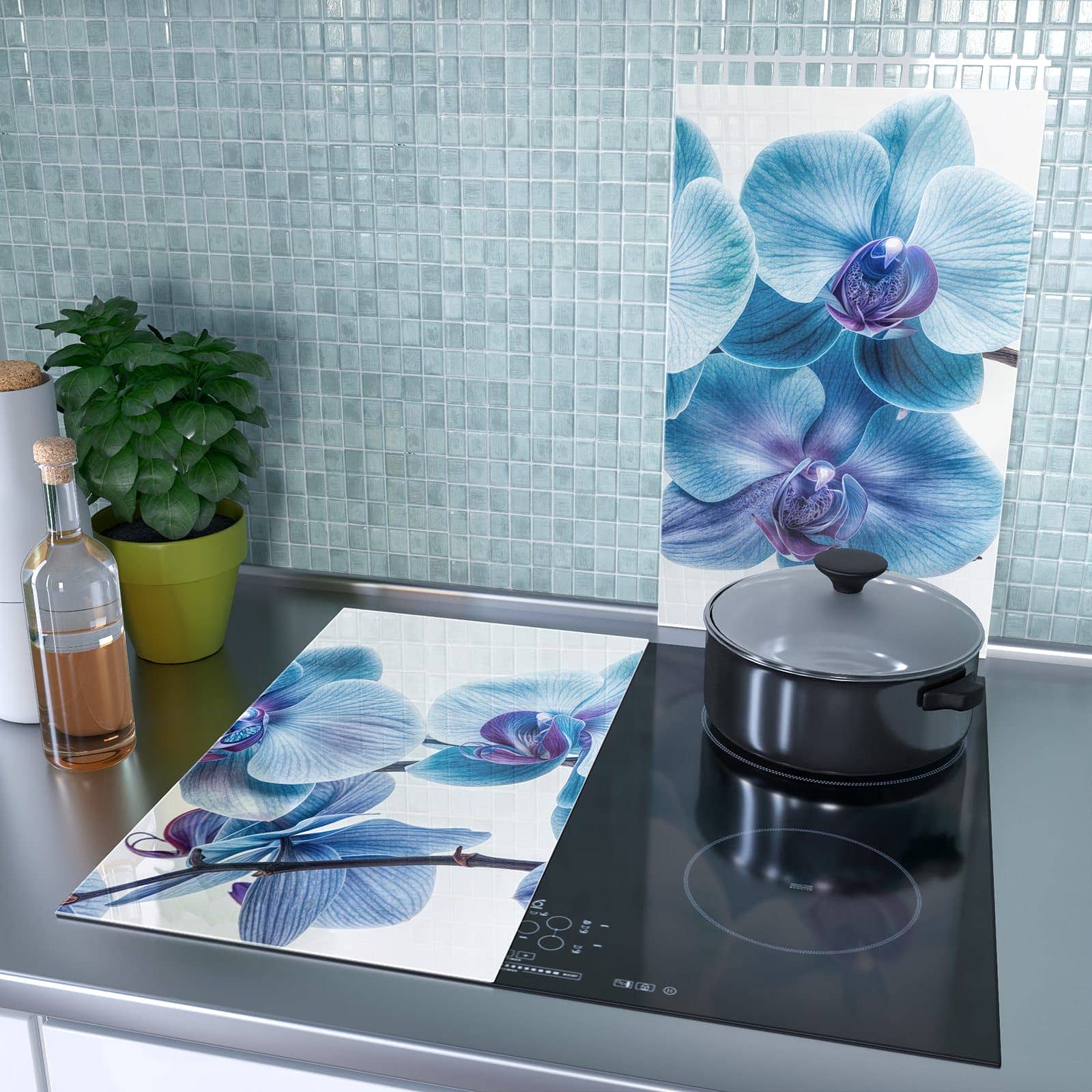 2-teilige Kochfeldabdeckung mit Blaue Orchideen Blüte-Motiv als Spritzschutz hinter dem Kochfeld