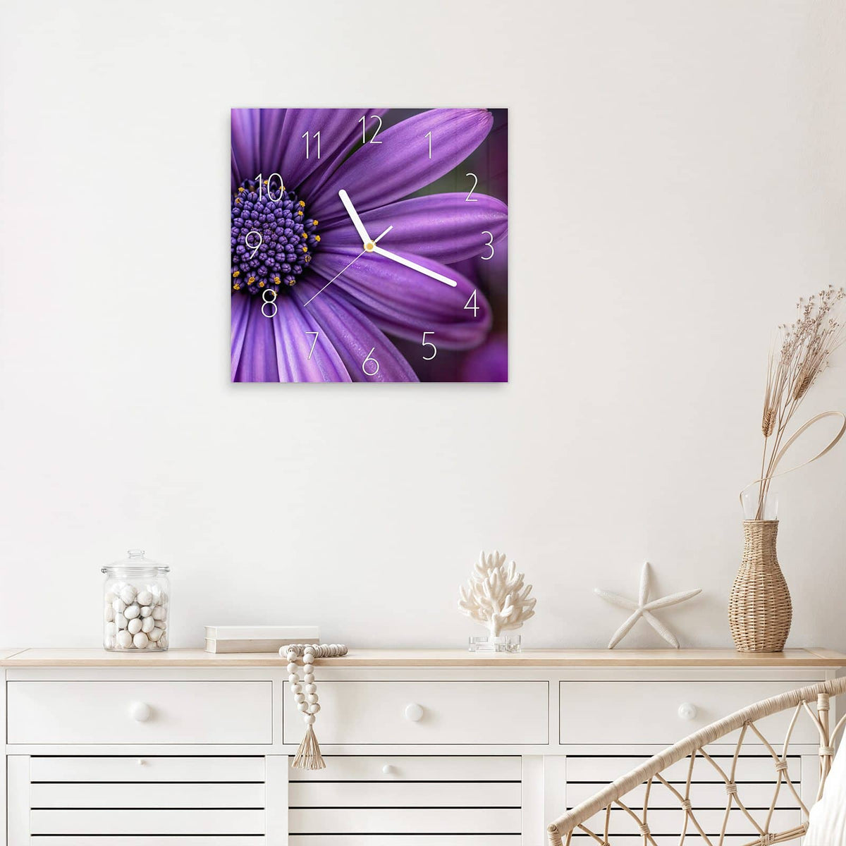 Wanduhr Lila Kapkörbchen aus Glas – Quadratisch 30 × 30 cm – Violette Blüte mit dunkelblauem Zentrum