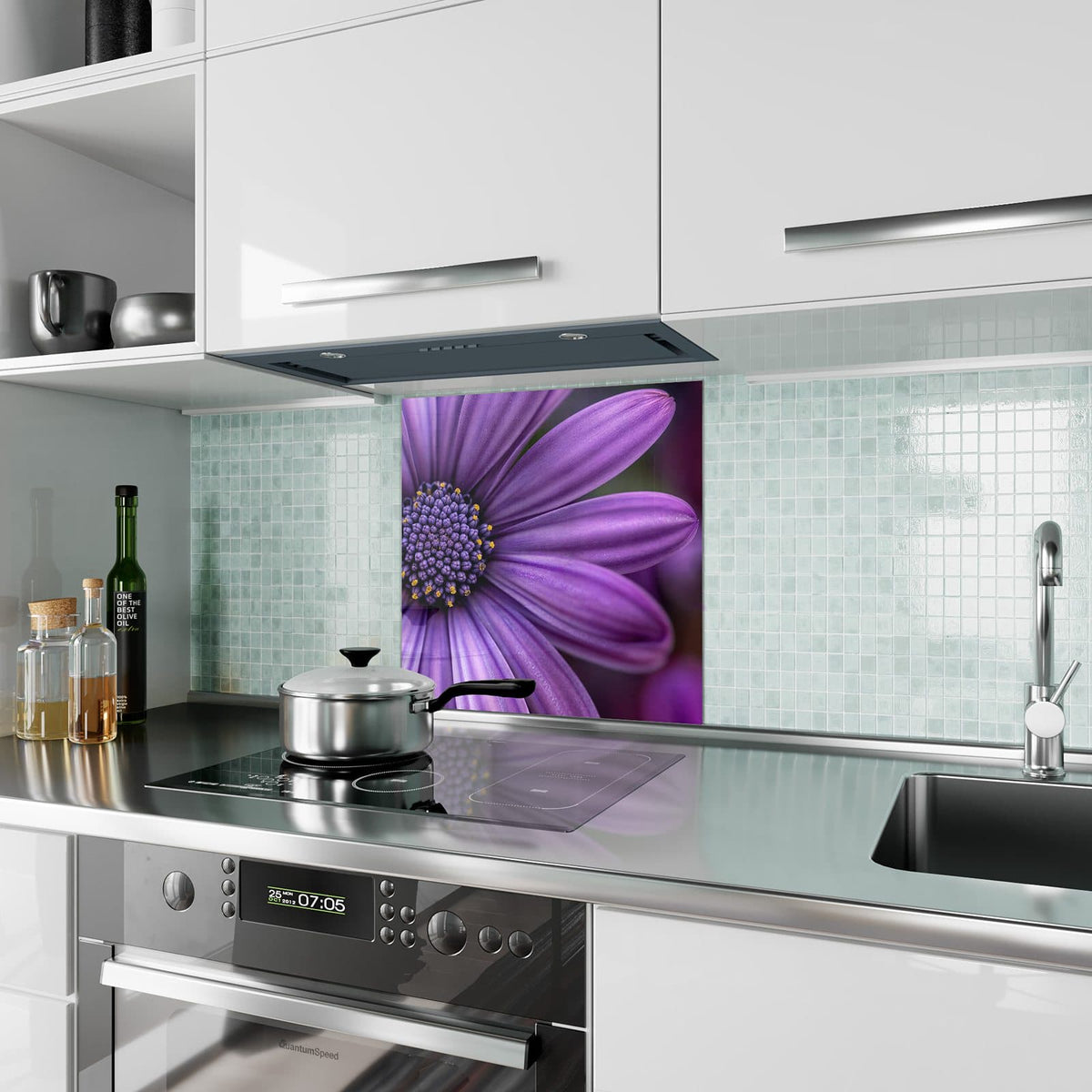 Küchenrückwand aus Glas Lila Kapkörbchen im quadratischen Format als Spritzschutz hinter dem Kochfeld, über dem Fliesenspiegel montiert
