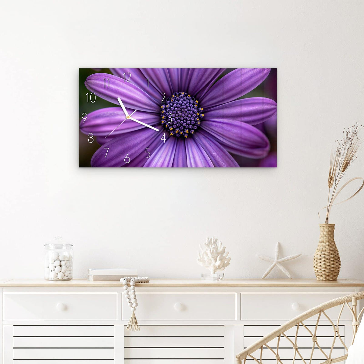 Wanduhr Blume Nahaufnahme aus Glas – Querformat 60 × 30 cm – Violette Blüte mit gelbem Zentrum