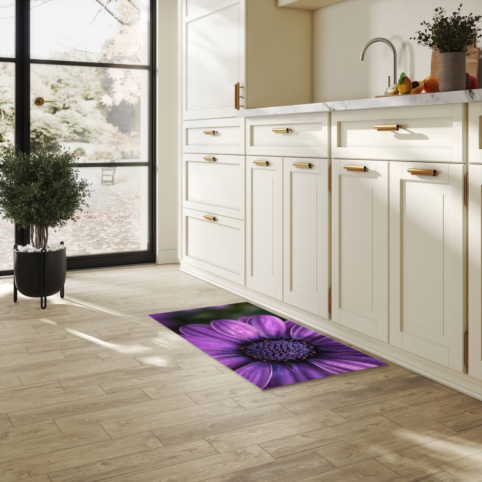 Flacher rutschfester Küchenläufer mit Motiv Lila Blütenwunder in heller Küche