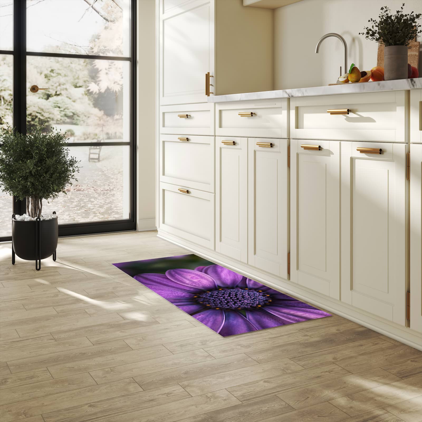 Pflegeleichter moderner Küchenläufer mit Motiv Lila Blütenwunder in heller Küche