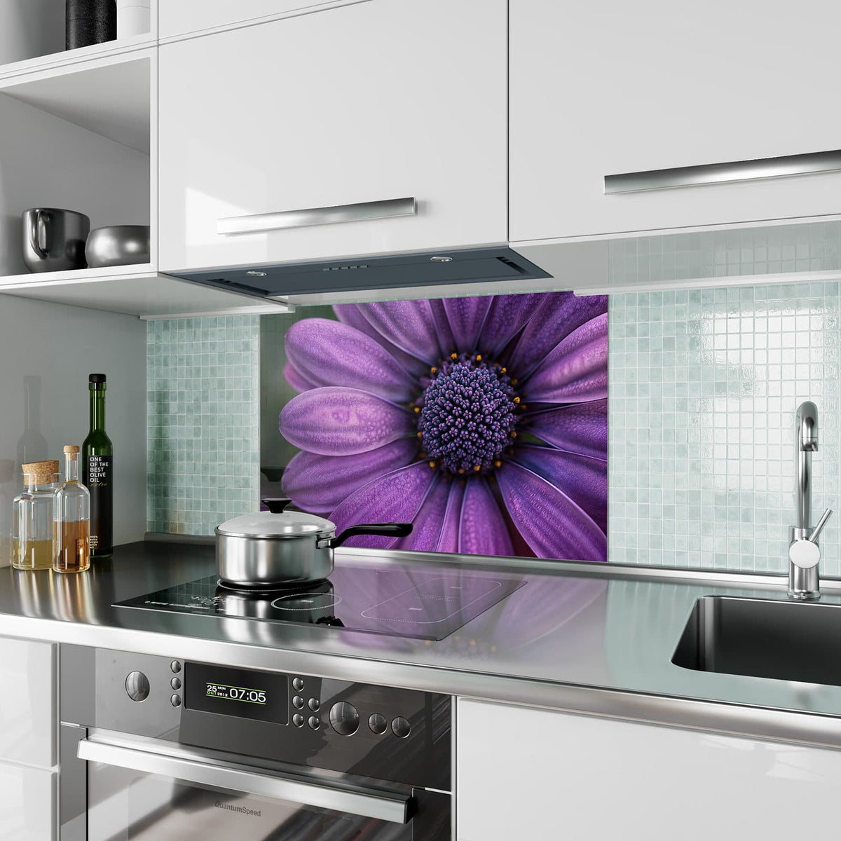Küchenrückwand aus Glas Violette Samtblüte im Hochformat als Spritzschutz hinter dem Kochfeld, über dem Fliesenspiegel montiert