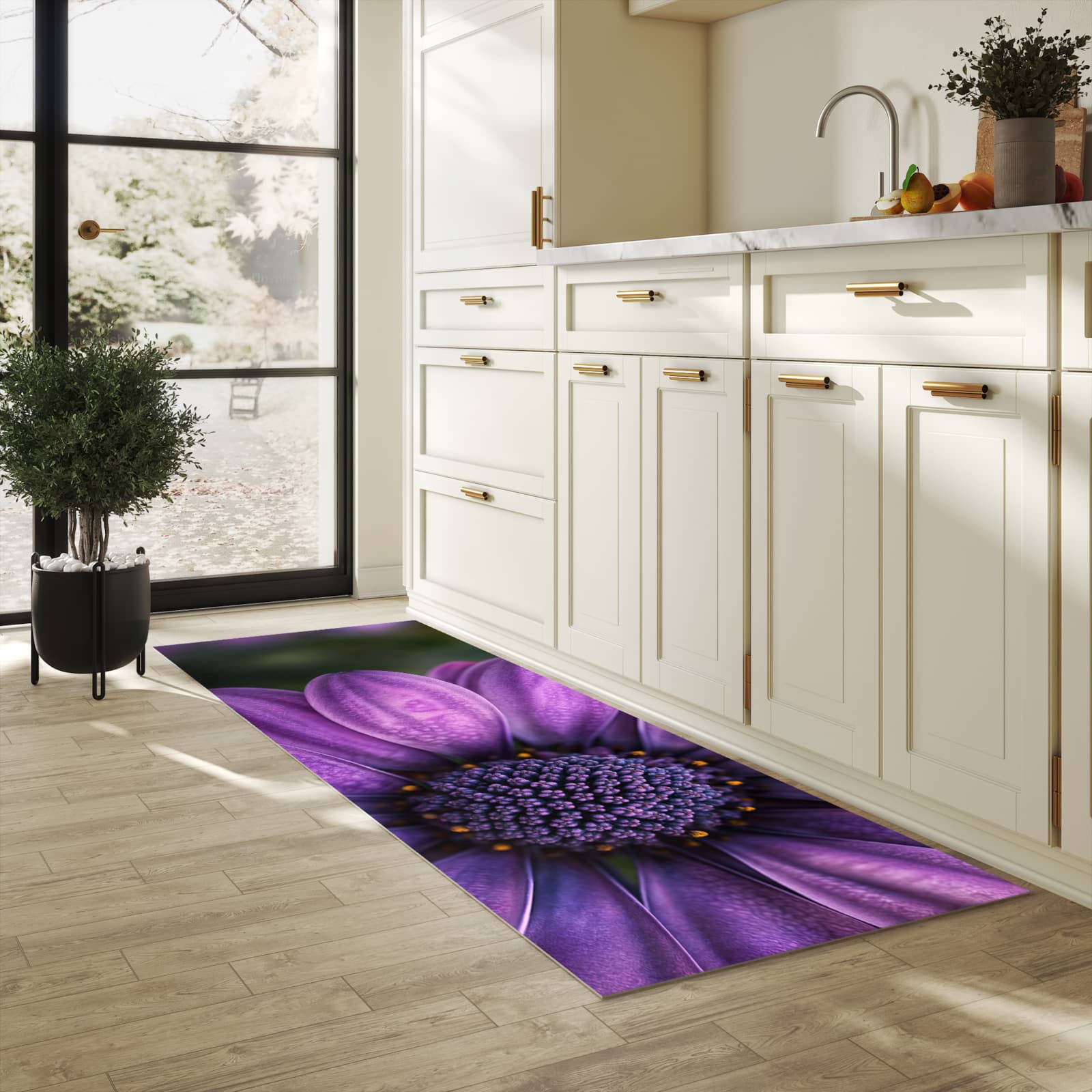 Waschbarer Küchenteppich mit Motiv Lila Blütenwunder in heller Küche