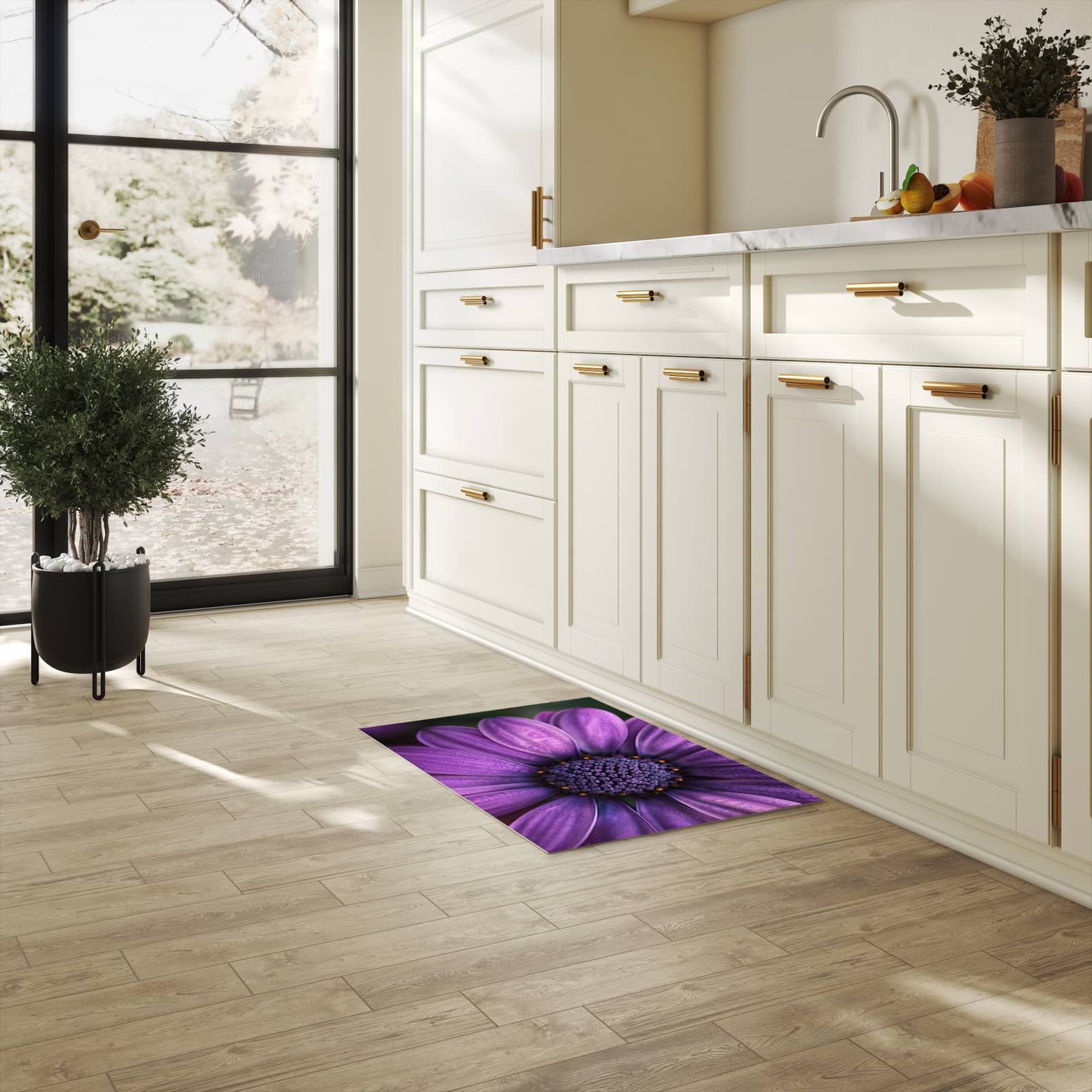 Hygienischer Küchenteppich mit Motiv Lila Blütenwunder in heller Küche - abwaschbar