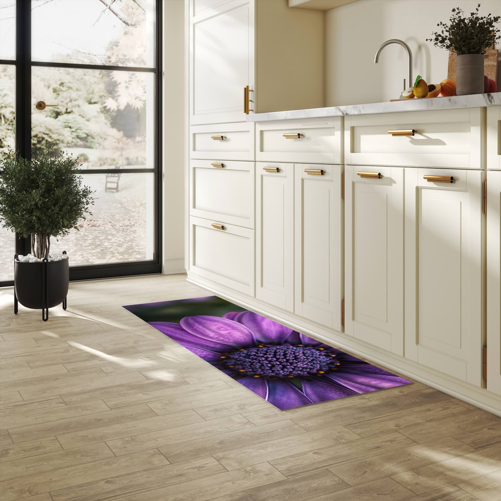 Komfortabler Küchenläufer nach Maß mit Motiv Lila Blütenwunder in heller Küche