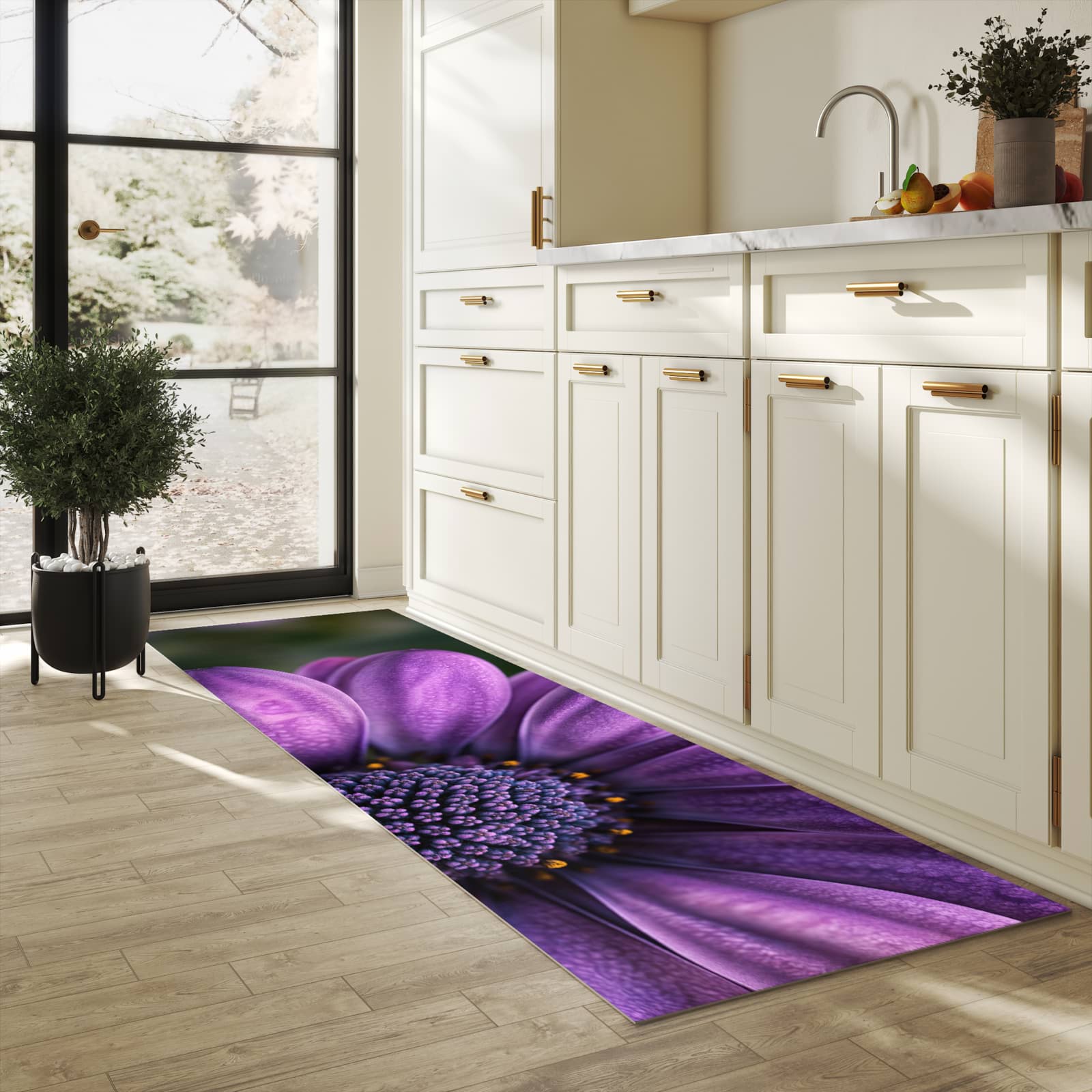Langlebiger Küchenteppich mit Motiv Lila Blütenwunder in heller Küche