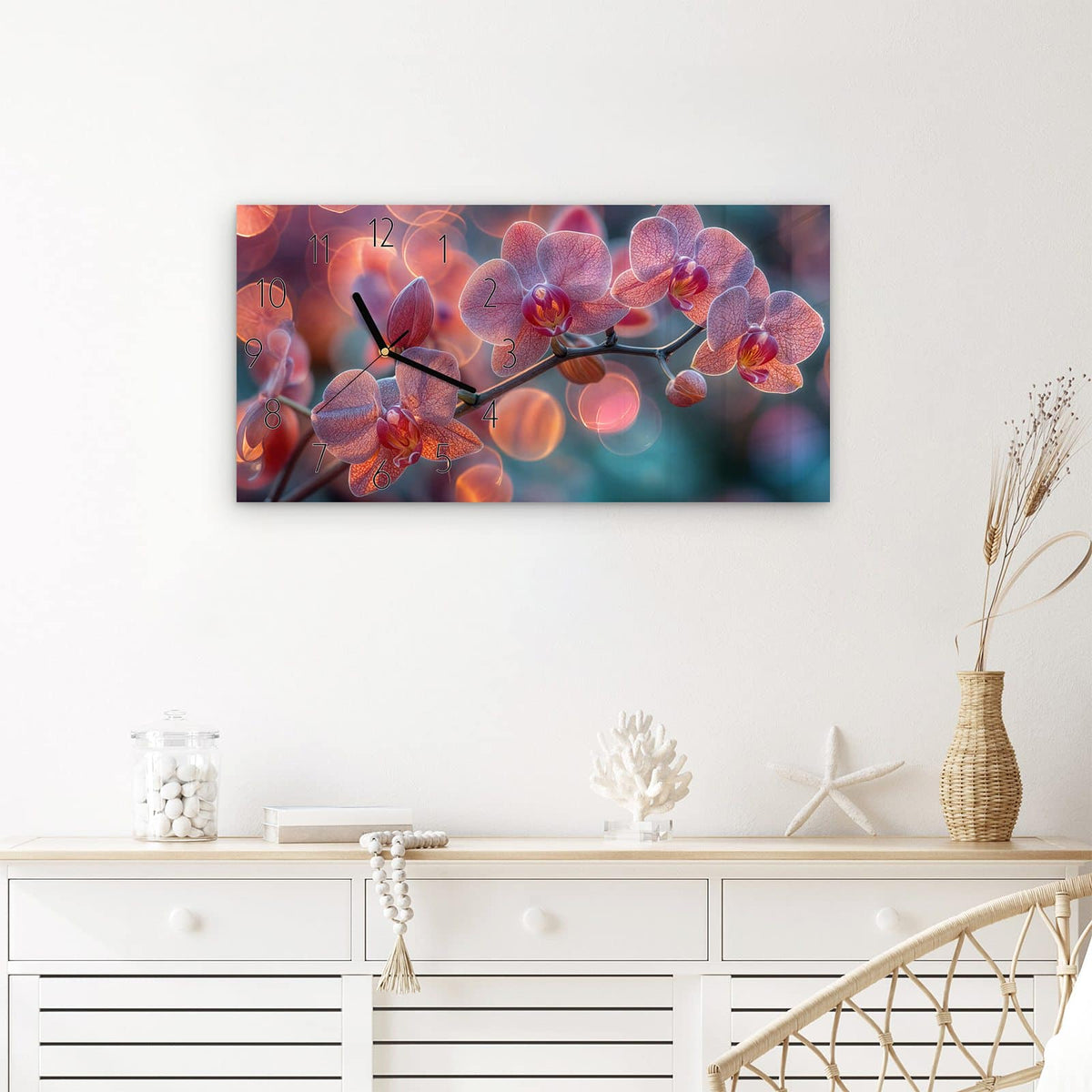 Wanduhr Orchidee Bokeh aus Glas – Querformat 60 × 30 cm – Rosa Orchideen vor warmem Bokeh