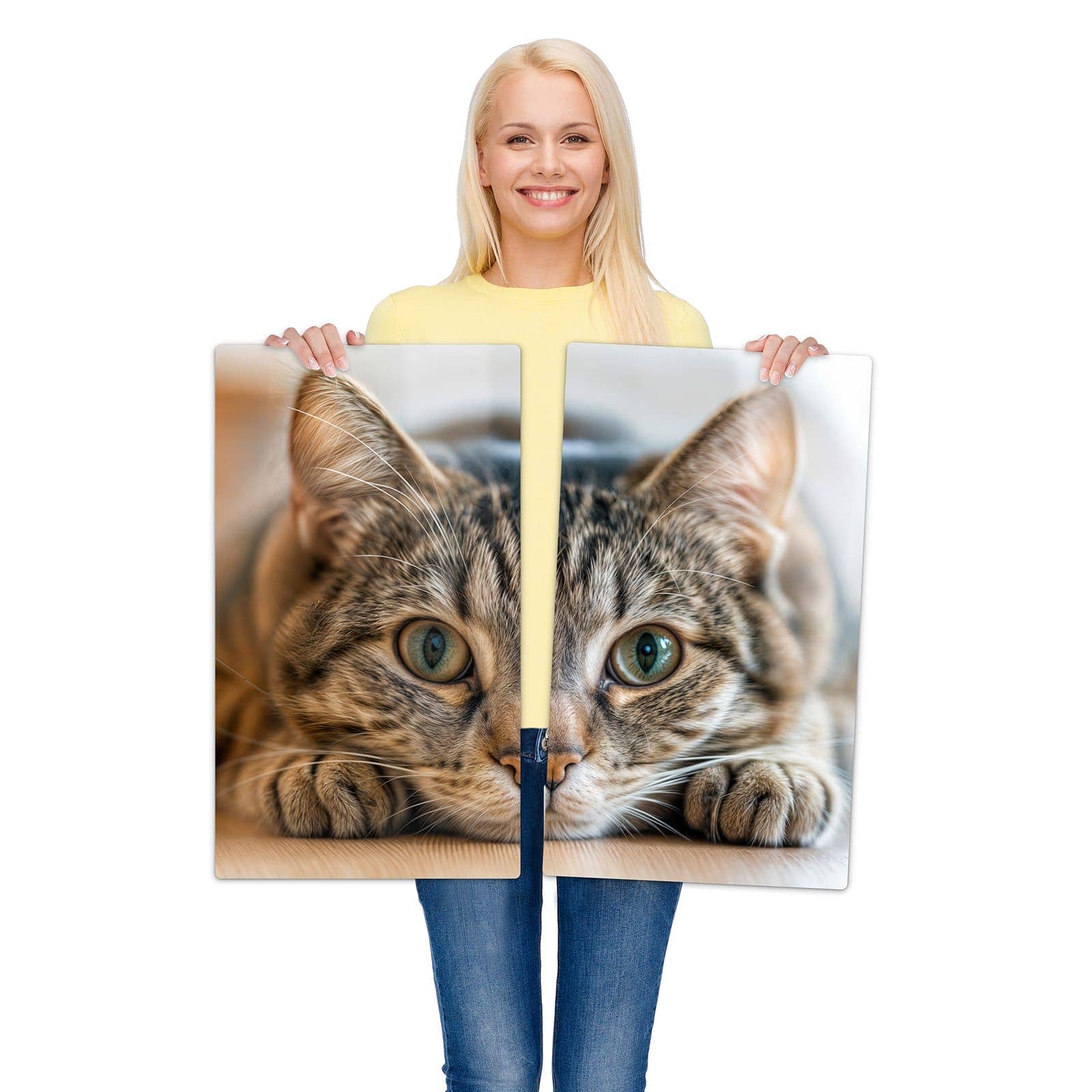 2-teilige Herdabdeckplatte aus Glas mit Kuschelnde Katze-Motiv wird zur Größendarstellung gehalten