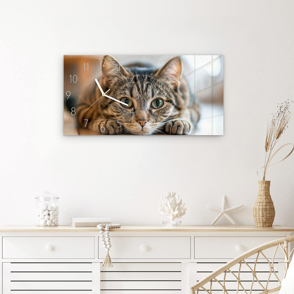Wanduhr Kuschelnde Katze aus Glas – Querformat 60 × 30 cm – Liegende Katze mit blaugrünem Blick