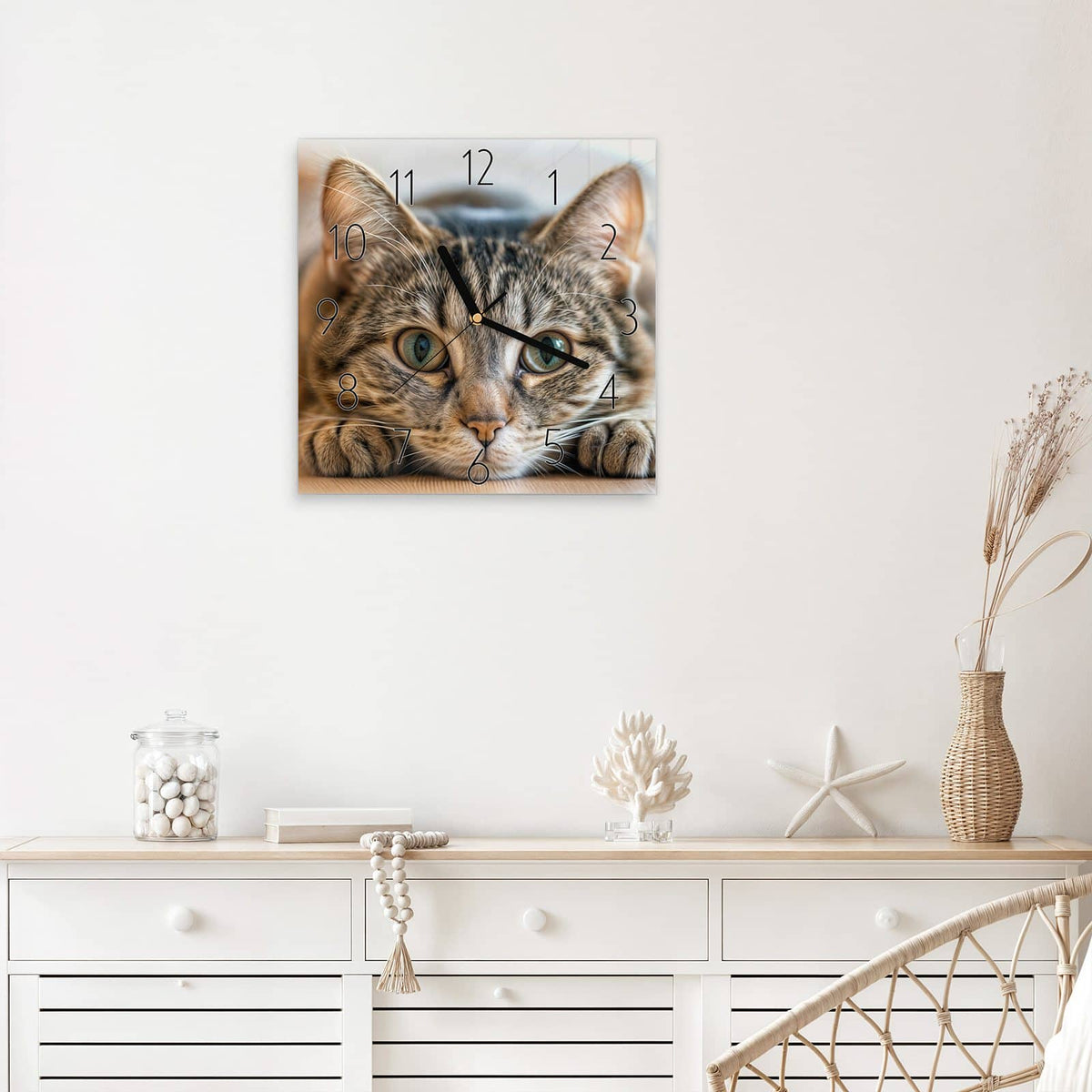 Wanduhr Liegende Katze aus Glas – Quadratisch 30 × 30 cm – Getigerte Katze mit großen grünen Augen