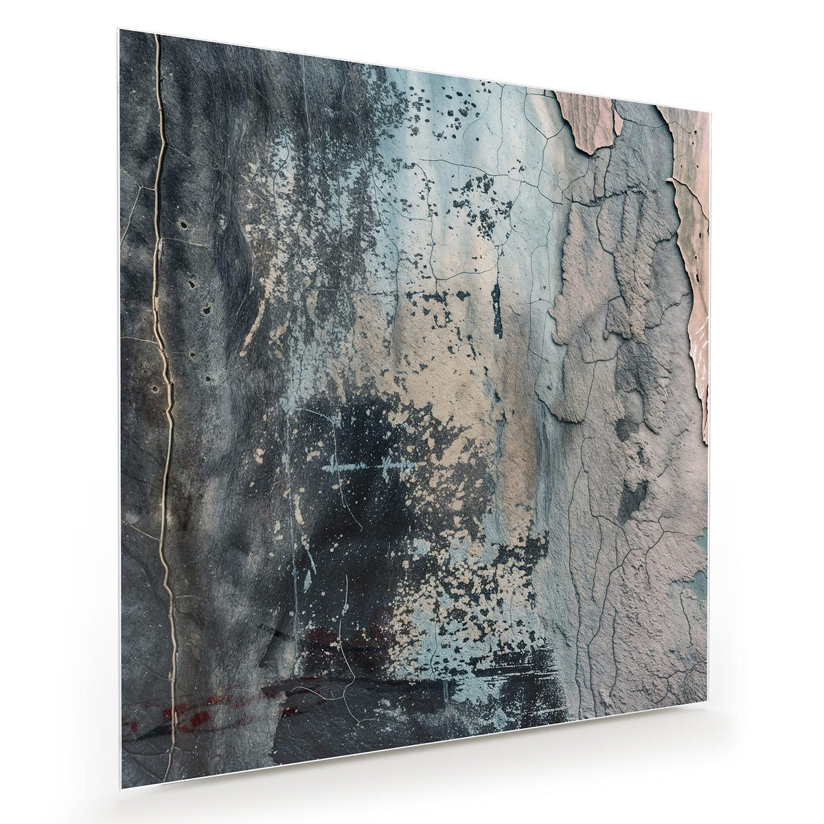 Rissige Wand in Blaugrau und Schwarz mit abgeplatzten Stellen in Rosé und Beige