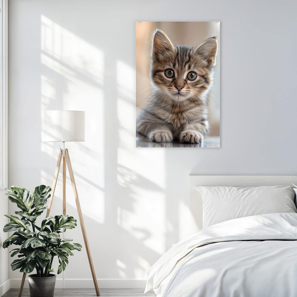 Glasbild Kätzchen mit Stehohren an der Wand – Getigertes Kätzchen mit auffällig großen Stehohren vor beigem Unschärfehintergrund