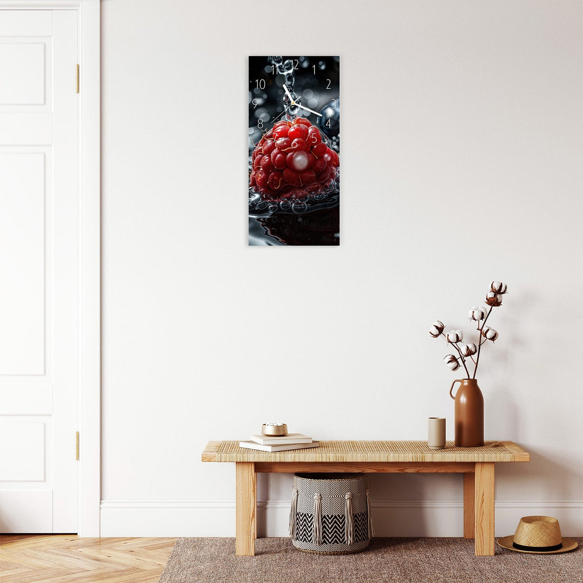 Wanduhr aus Glas im Hochformat Himbeere und Blaubeeren mit Ziffernblatt Elegant über einer Holzbank im Flur