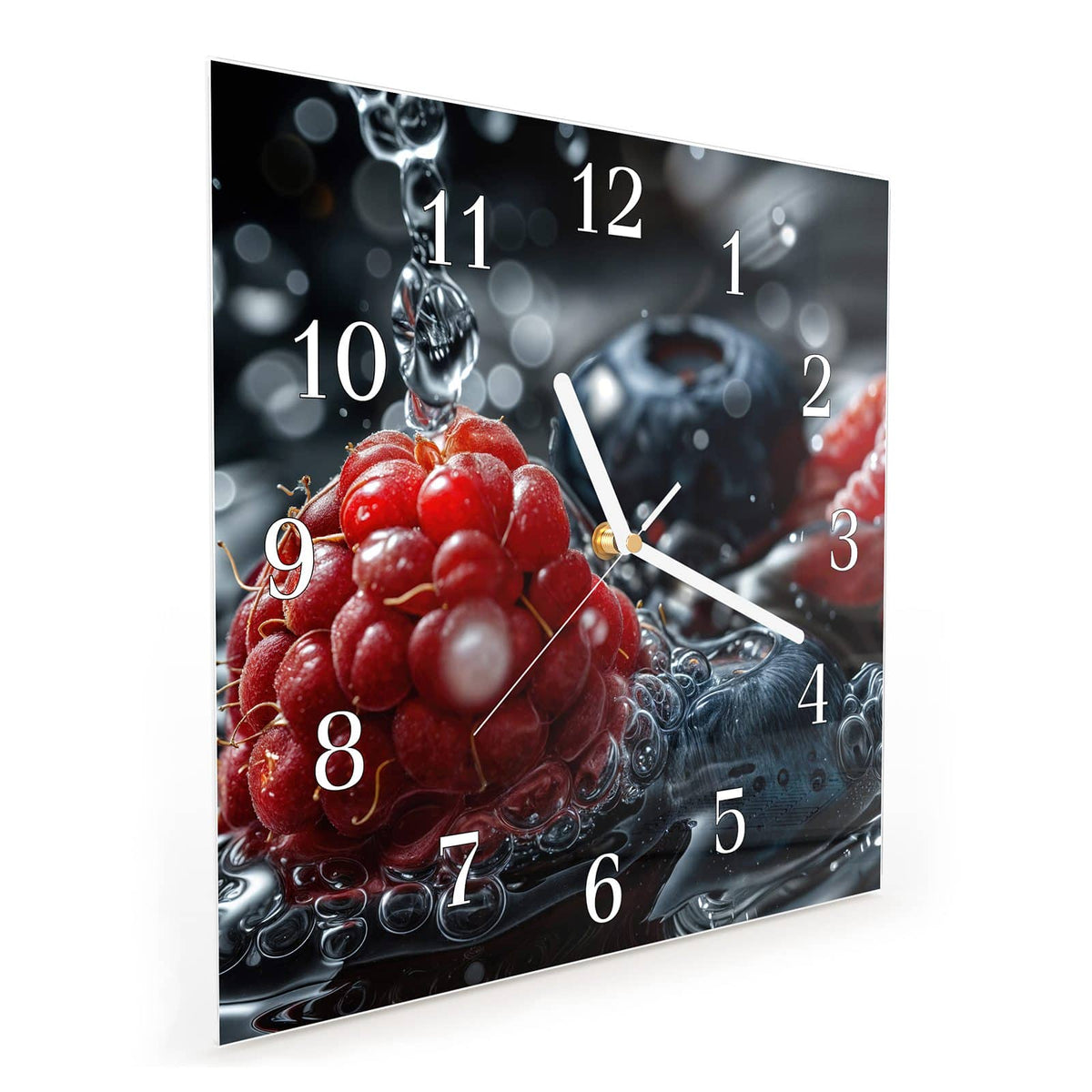 Quadratische Wanduhr aus Glas Himbeere und Blaubeeren schräg von der Seite, 4 mm starkes Glas