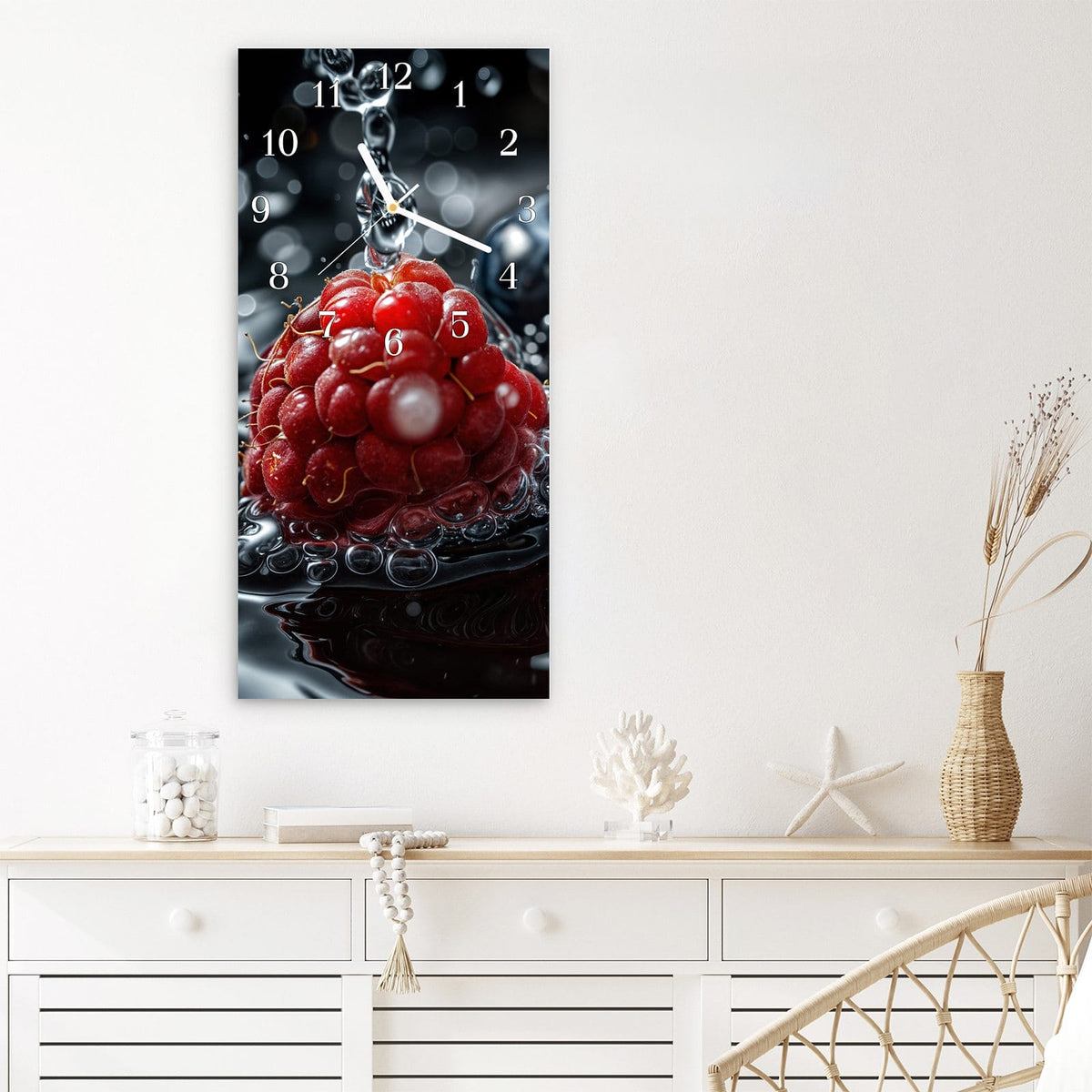 Wanduhr aus Glas im Hochformat Himbeere und Blaubeeren mit Ziffernblatt Klassisch über einem weißen Sideboard
