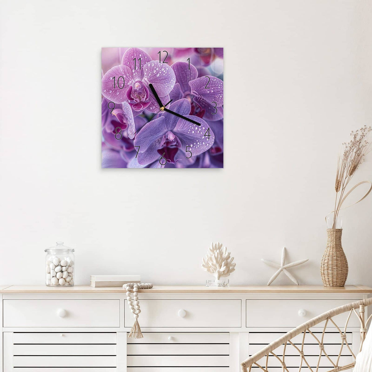 Wanduhr Orchideenblüten aus Glas – Quadratisch 30 × 30 cm – Violette Orchideen mit Wassertropfen