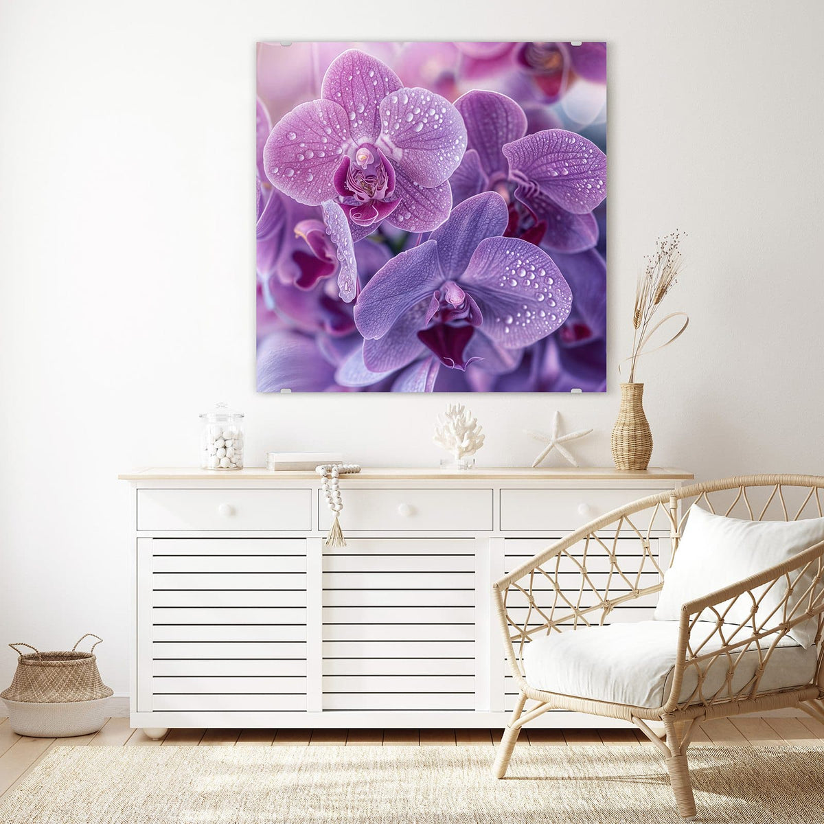 Glasbild Orchideenblüten an der Wand – Violette Orchideenblüten mit vielen Wassertropfen, dicht gestaffelt