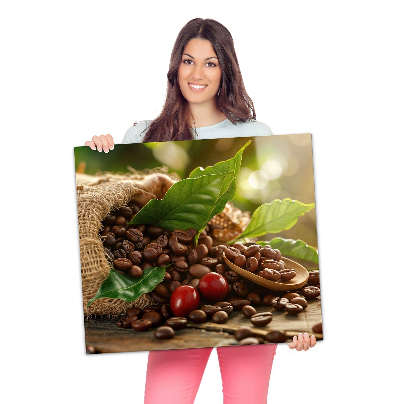 Herdabdeckplatte mit Kaffeebohnen-Motiv wird zur Größendarstellung gehalten