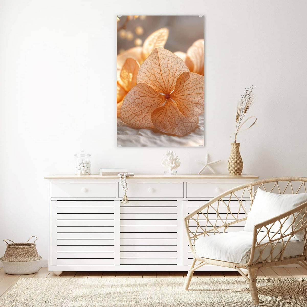 Glasbild Hortensie in Apricot an der Wand – Durchscheinende, fein geäderte Hortensienblüten in Apricot auf hellem Stoff.