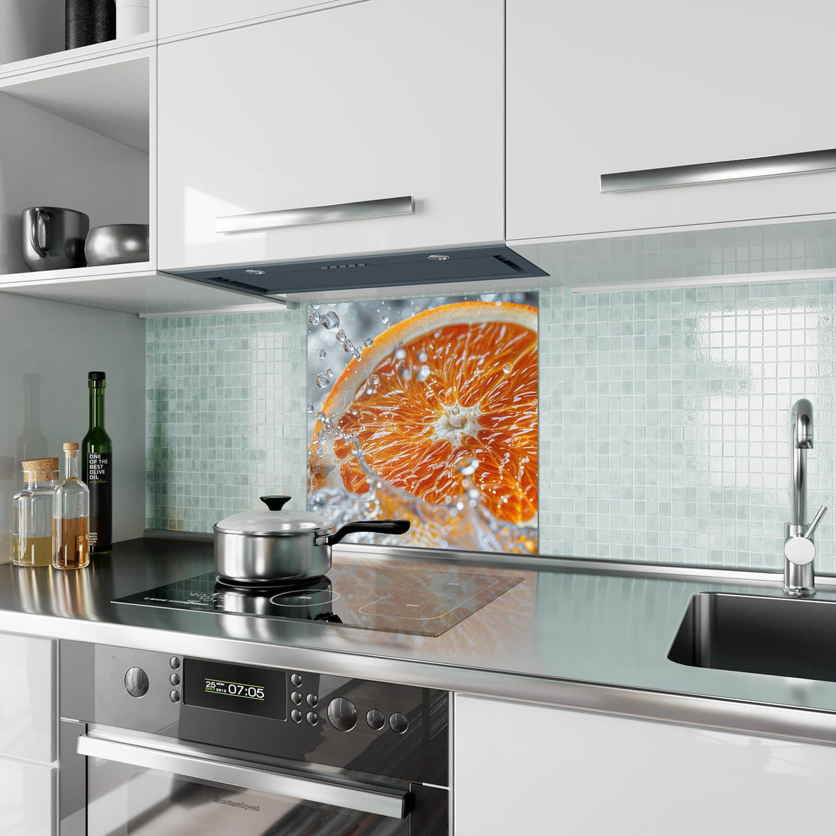 Küchenrückwand aus Glas Orangenscheibe im Wasser im quadratischen Format als Spritzschutz hinter dem Kochfeld, über dem Fliesenspiegel montiert