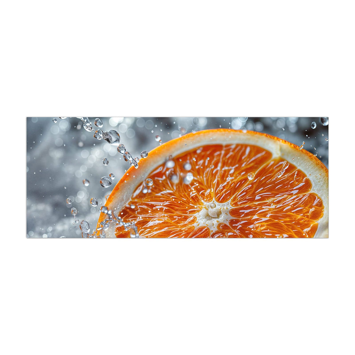 Küchenrückwand aus Glas Orangenscheibe im Wasser im Hochformat, Motiv bildfüllend von vorn