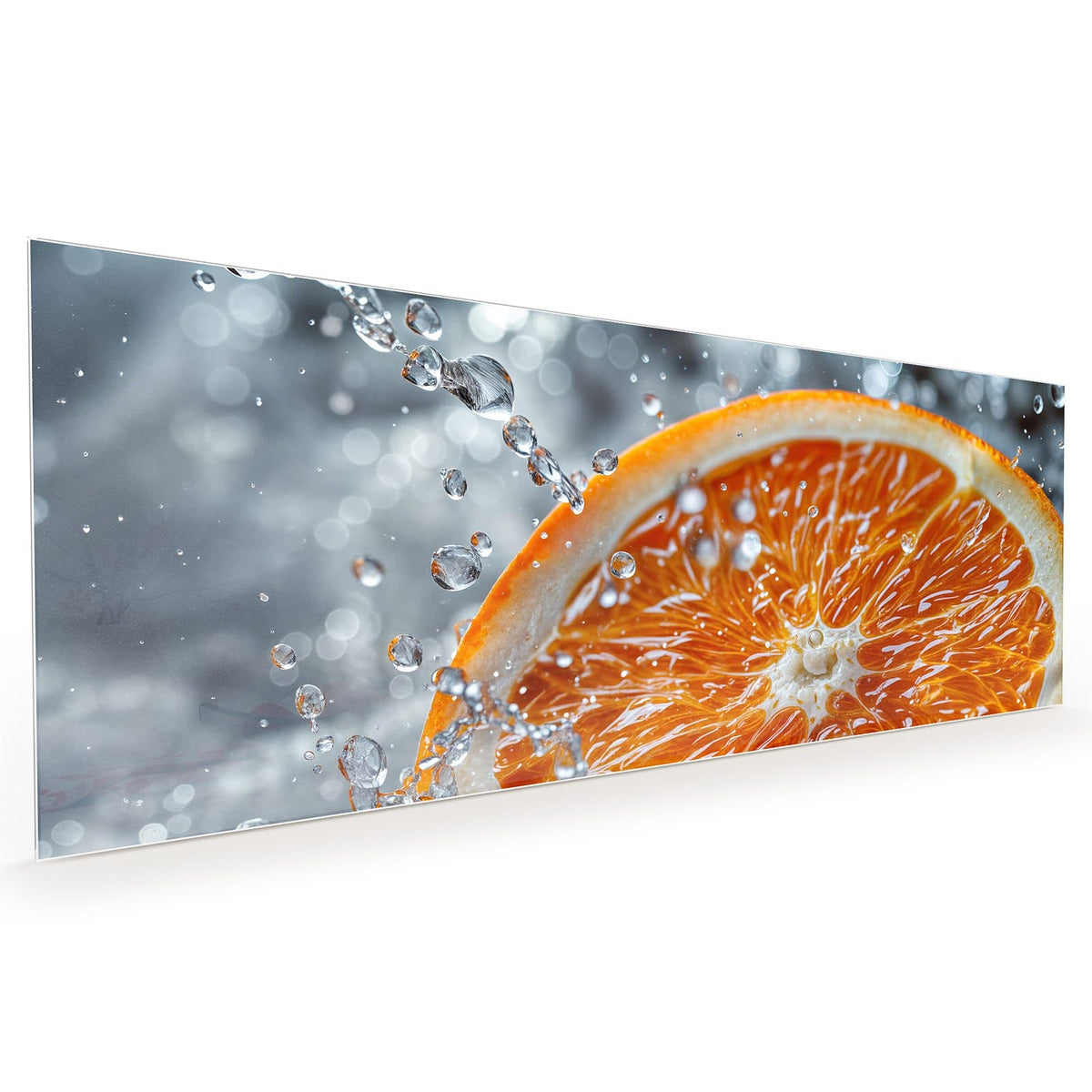 Küchenrückwand aus Glas im Hochformat: Eine dicke Orangenscheibe in Nahaufnahme, umgeben von Wassertropfen und Spritzern