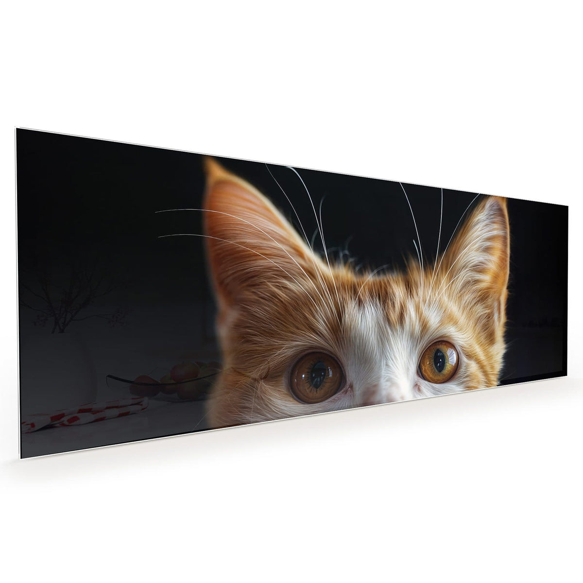 Küchenrückwand aus Glas im Hochformat: Rot-weiße Katze schaut von unten ins Bild, nur Ohren und große bernsteinfarbene Augen vor Schwarz