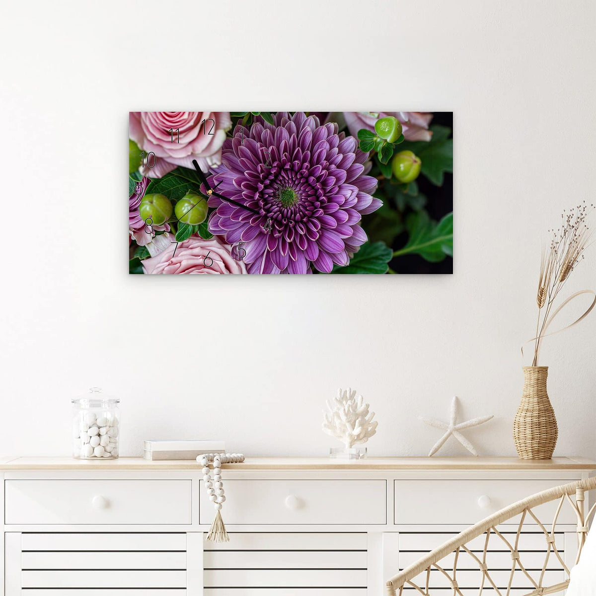 Wanduhr Sanfte Blumenarrangement aus Glas – Querformat 60 × 30 cm – Rosa Rosen mit purpurner Chrysantheme