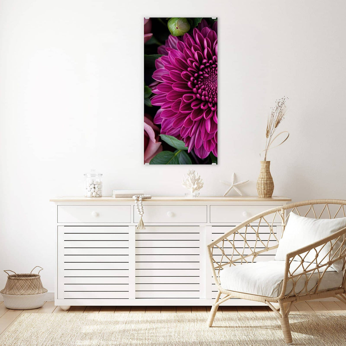 Glasbild Magenta Chrysantheme an der Wand – Magentafarbene Chrysantheme formatfüllend, nur Blätter und wenige rosa Blütenblätter am Rand