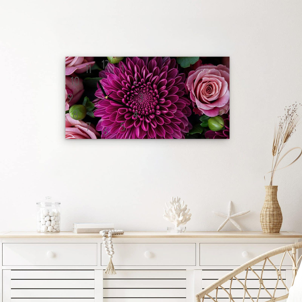Wanduhr Stille Blumenarrangement aus Glas – Querformat 60 × 30 cm – Magenta Dahlie zwischen rosa Rosen