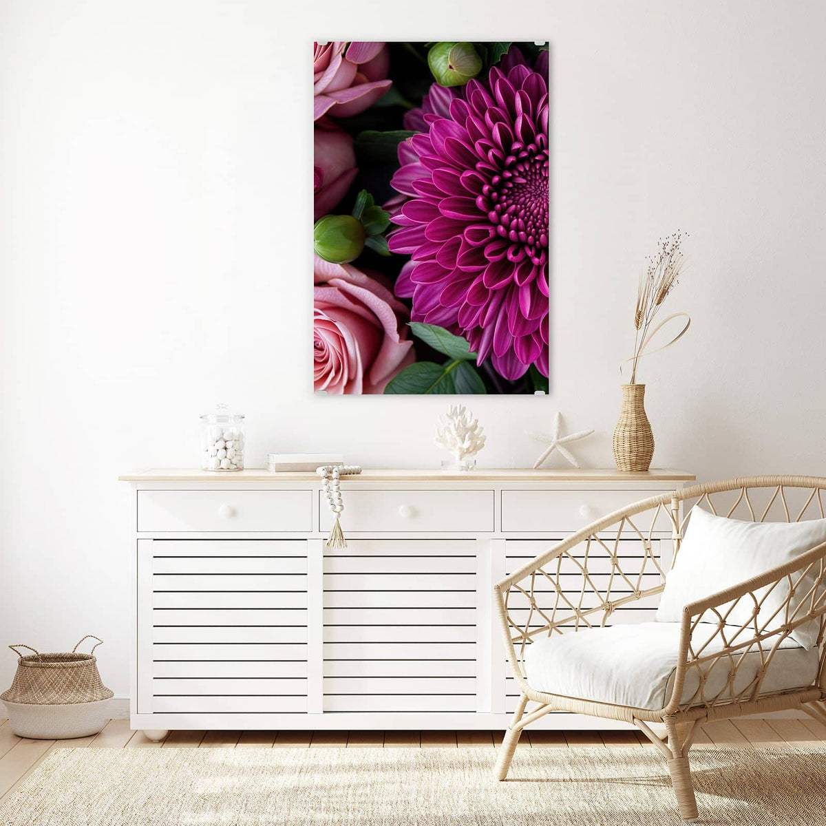 Glasbild Magenta Chrysantheme an der Wand – Magentafarbene Chrysantheme formatfüllend, nur Blätter und wenige rosa Blütenblätter am Rand