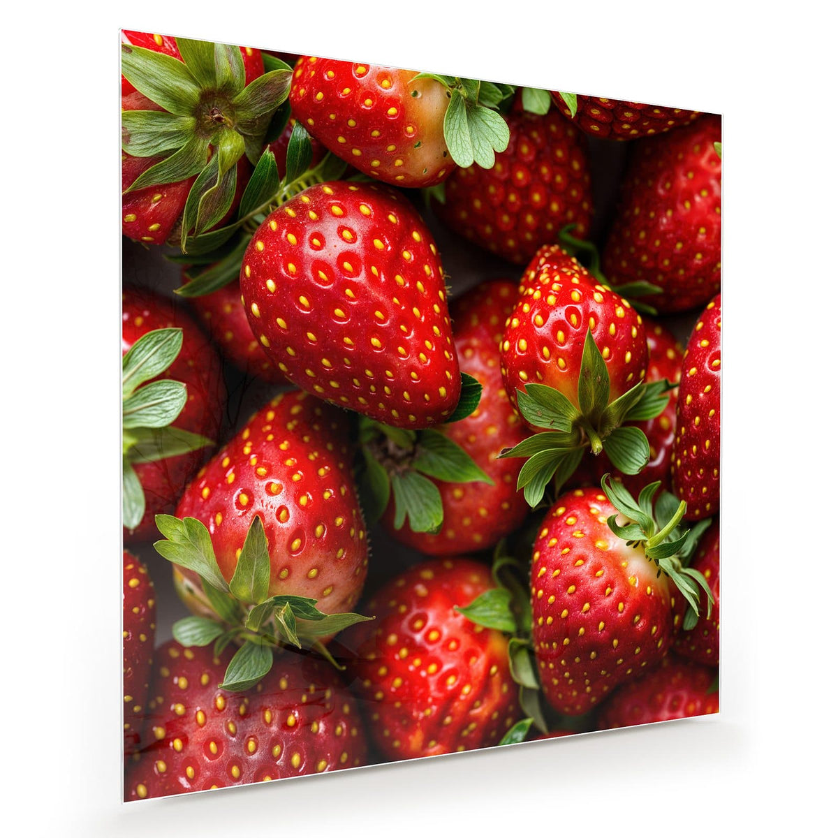 Bildfüllend dicht liegende rote Erdbeeren mit grünen Kelchblättern von oben