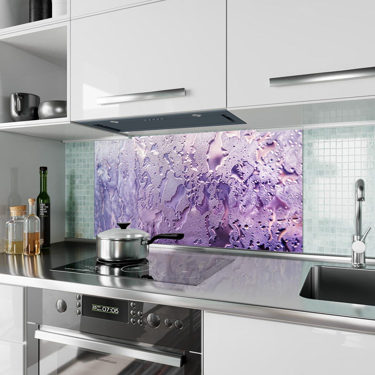 Küchenrückwand aus Glas Kondenstropfen in Lila im Hochformat als Spritzschutz hinter dem Kochfeld, über dem Fliesenspiegel montiert