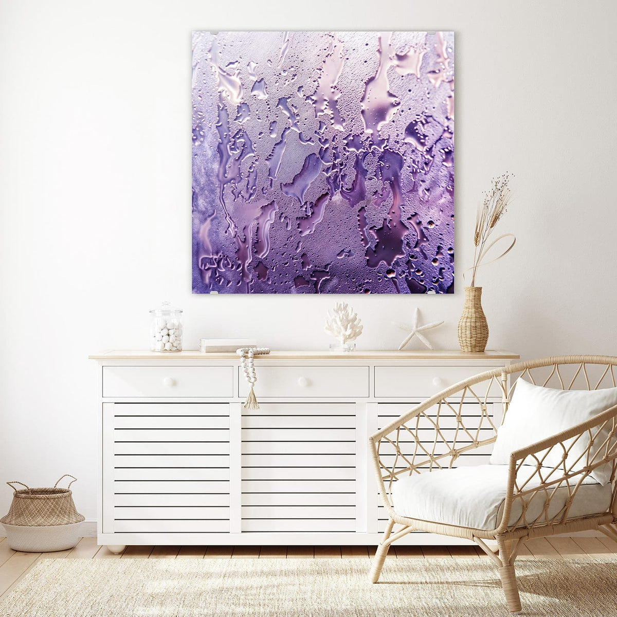 Glasbild Kondenstropfen in Lila an der Wand – Beschlagene Fläche mit ablaufenden Kondenstropfen in Flieder und Violett