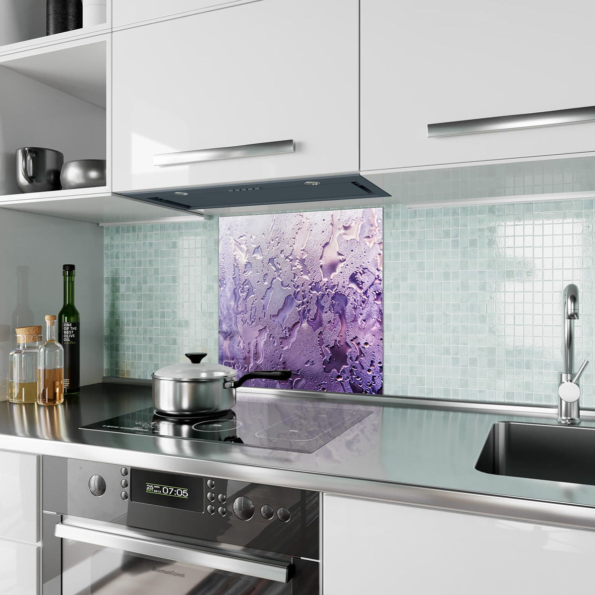 Küchenrückwand aus Glas Kondenstropfen in Lila im quadratischen Format als Spritzschutz hinter dem Kochfeld, über dem Fliesenspiegel montiert