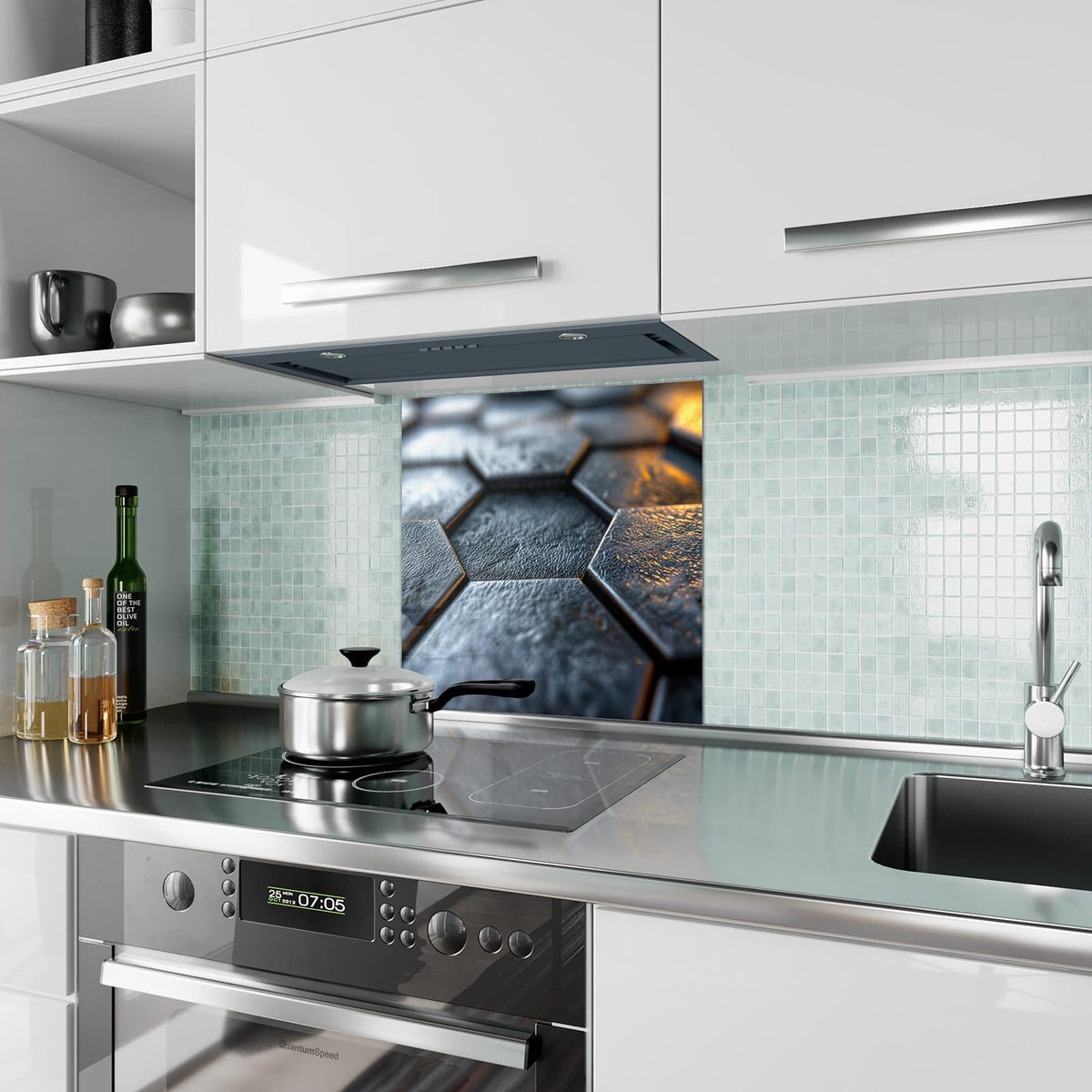 Küchenrückwand aus Glas Dunkle Hexagonfliesen im quadratischen Format als Spritzschutz hinter dem Kochfeld, über dem Fliesenspiegel montiert