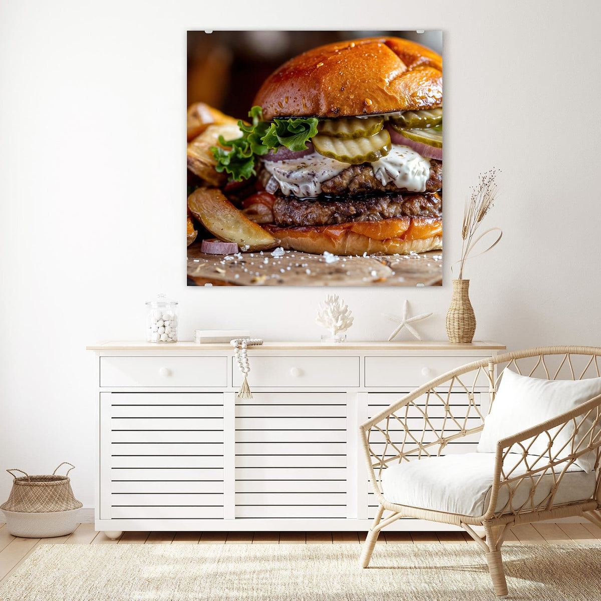 Glasbild Burger mit Kartoffeln an der Wand – Burger mit Brioche-Bun, Salat, Gurkenscheiben, Zwiebeln und Soße, daneben Kartoffelspalten