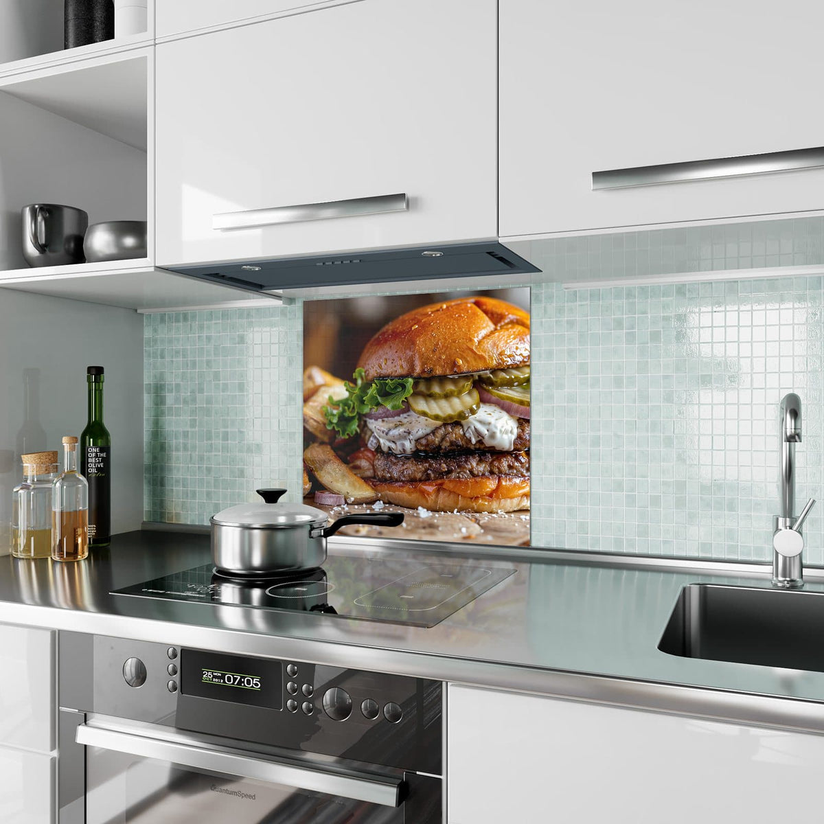 Küchenrückwand aus Glas Burger mit Kartoffeln im quadratischen Format als Spritzschutz hinter dem Kochfeld, über dem Fliesenspiegel montiert