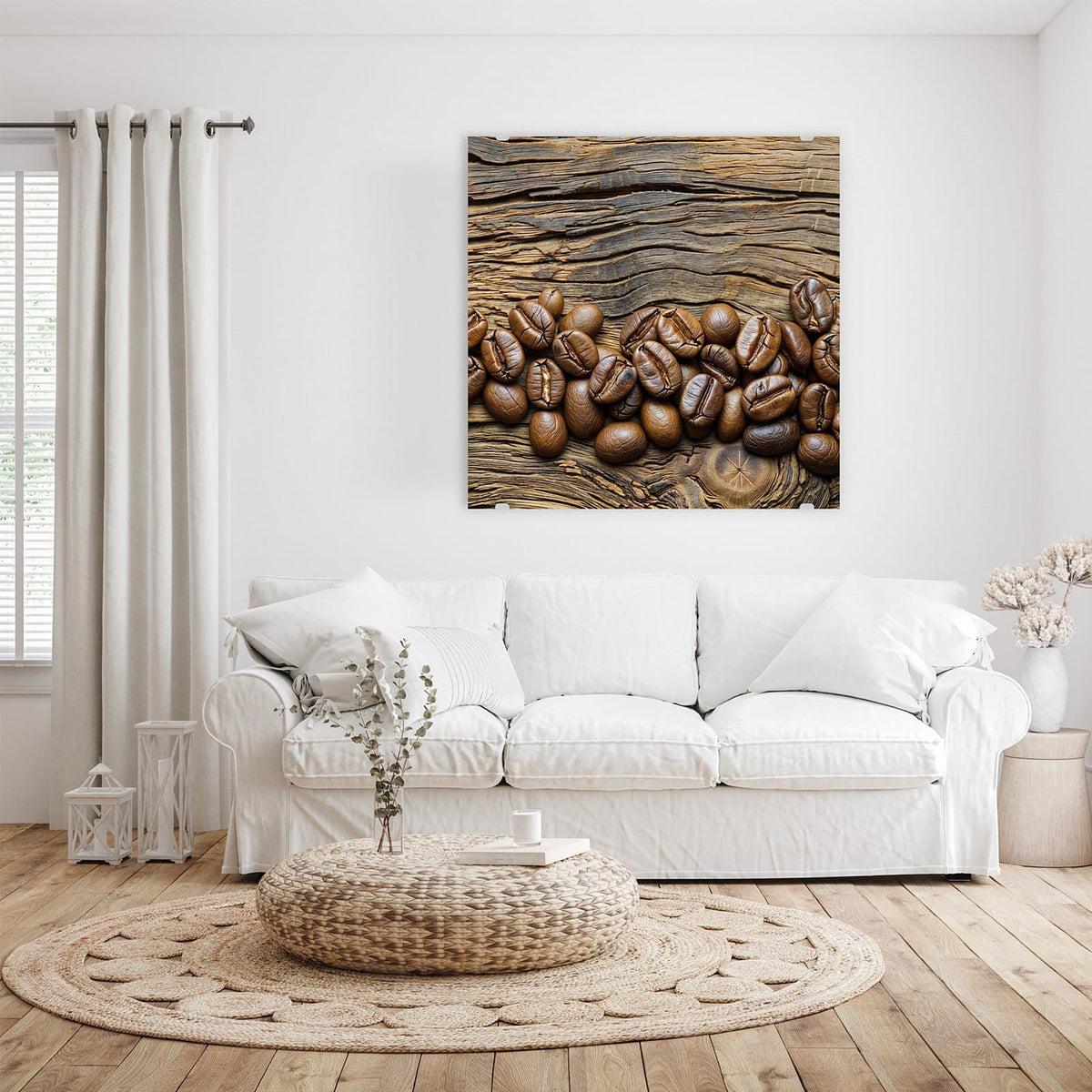 Glasbild Kaffeebohnen auf Altholz an der Wand – Geröstete Kaffeebohnen in einer Reihe auf stark verwittertem, rissigem Altholz
