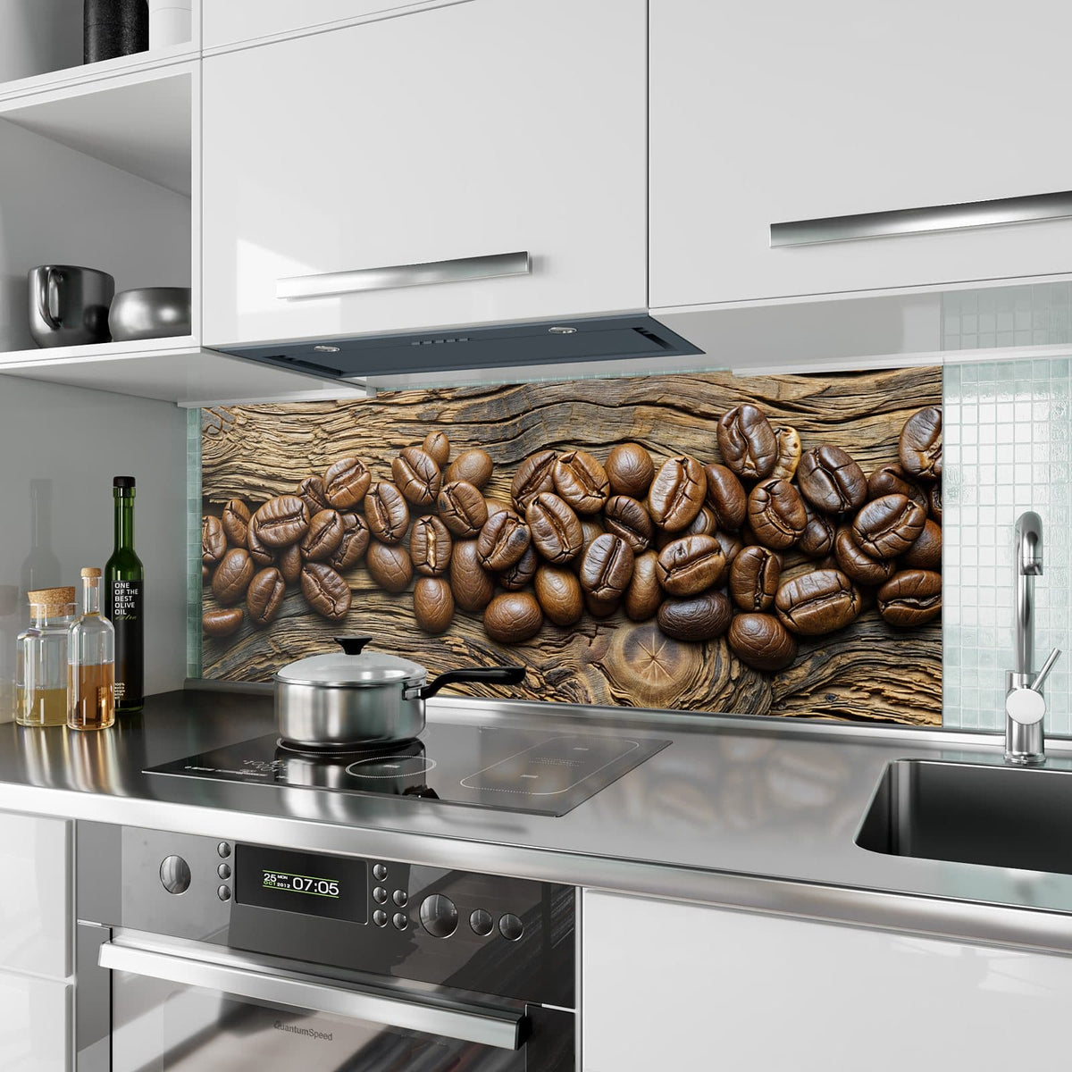 Küchenrückwand Kaffeebohnen auf Altholz aus Glas – Glänzende Kaffeebohnen auf Holz