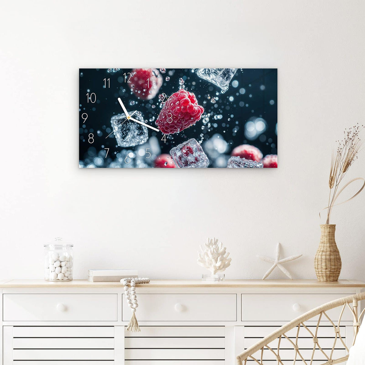 Wanduhr Himbeeren im Regen aus Glas – Querformat 60 × 30 cm – Himbeeren im Eiswürfel vor Dunkel
